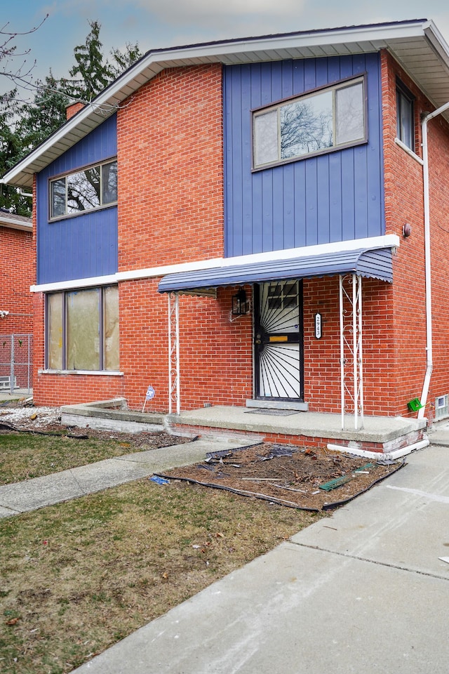 view of front facade featuring brick siding