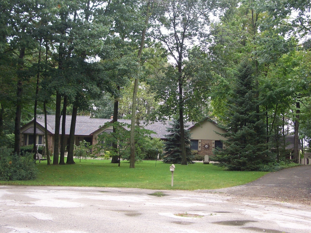 single story home with a front yard