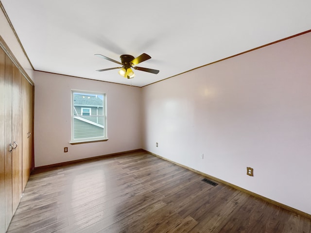 unfurnished bedroom featuring visible vents, ceiling fan, baseboards, light wood-style floors, and a closet