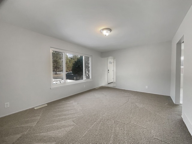 unfurnished room with carpet