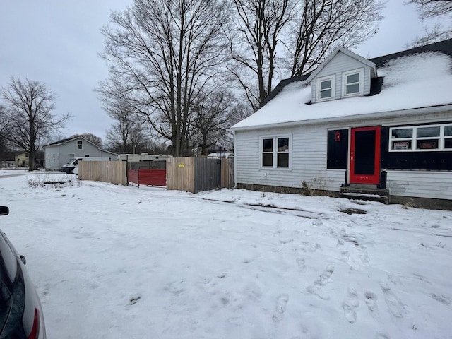 view of front of house with entry steps and fence