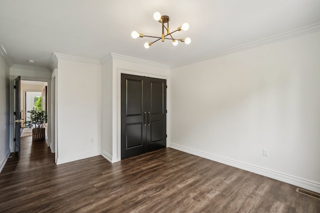 interior space featuring an inviting chandelier, dark wood-style floors, visible vents, and baseboards