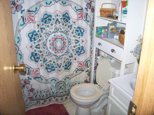 full bath with vanity, curtained shower, and toilet