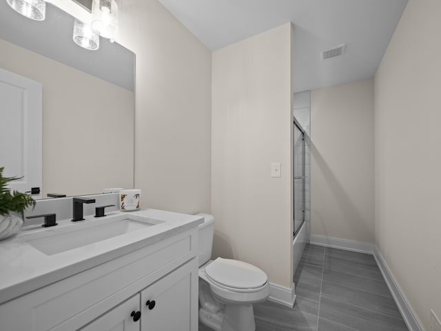 full bathroom featuring visible vents, baseboards, bath / shower combo with glass door, toilet, and vanity