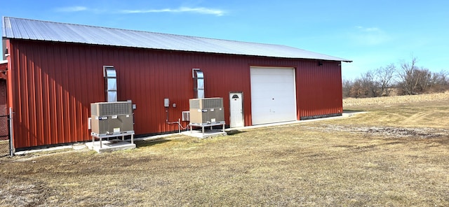 view of outdoor structure with an outbuilding