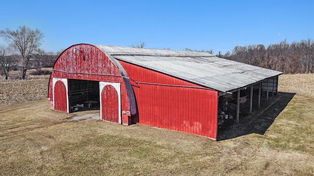 view of outdoor structure featuring an outbuilding