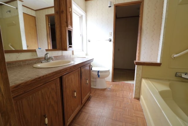 full bath with a bathing tub, toilet, wallpapered walls, and vanity