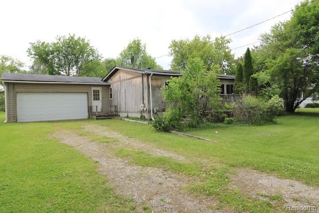 7464 Jennings Rd, Swartz Creek, MI 48473 - view of front of property with dirt driveway, a front lawn, and a garage