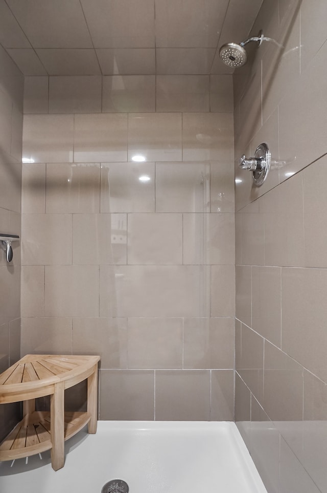 full bathroom featuring tiled shower