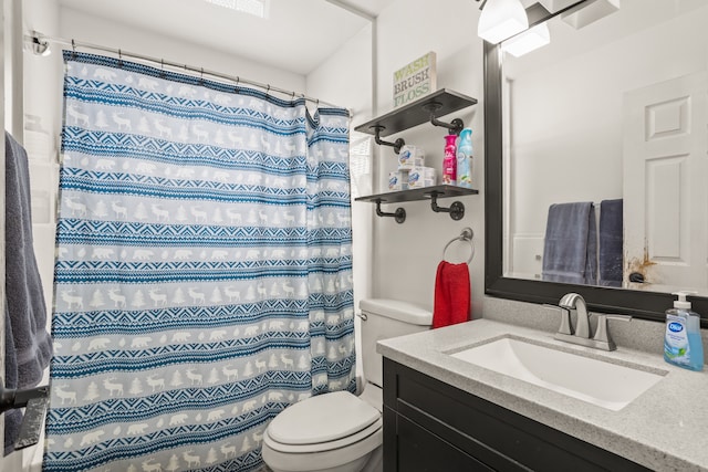 full bathroom featuring vanity, a shower with shower curtain, and toilet