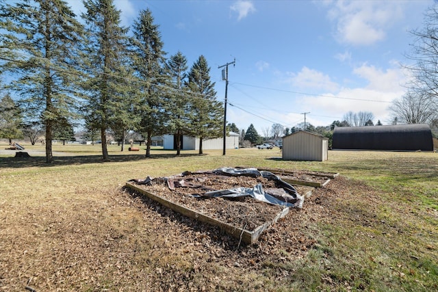 view of yard featuring an outbuilding