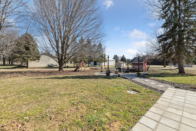 view of yard featuring an outbuilding