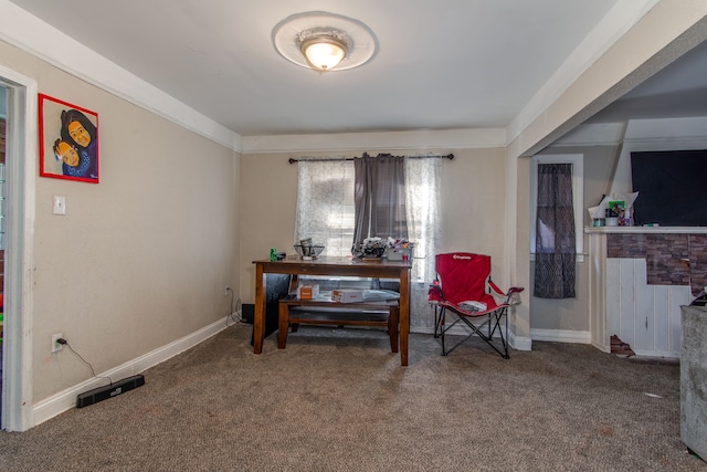 living area featuring carpet and baseboards