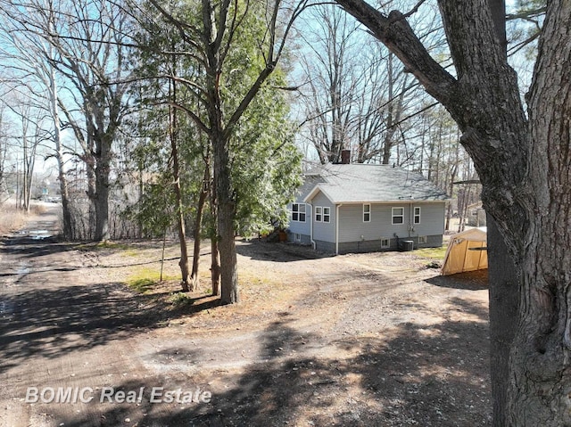 view of yard featuring driveway