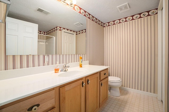 full bathroom with wallpapered walls, toilet, visible vents, and a textured ceiling