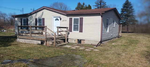 view of front of home featuring a deck and a front yard