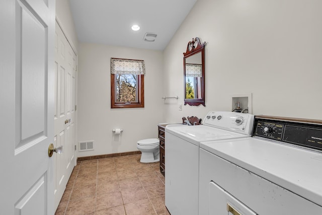 washroom featuring light tile patterned floors, visible vents, baseboards, and independent washer and dryer