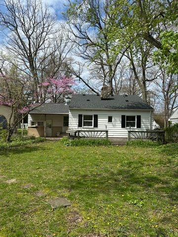 4120 Lotus Dr, Waterford, MI 48329 - back of house featuring a deck and a lawn