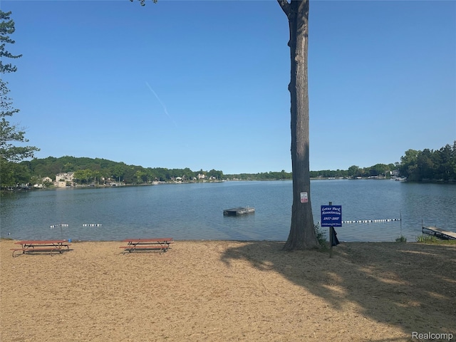 4120 Lotus Dr, Waterford, MI 48329 - water view