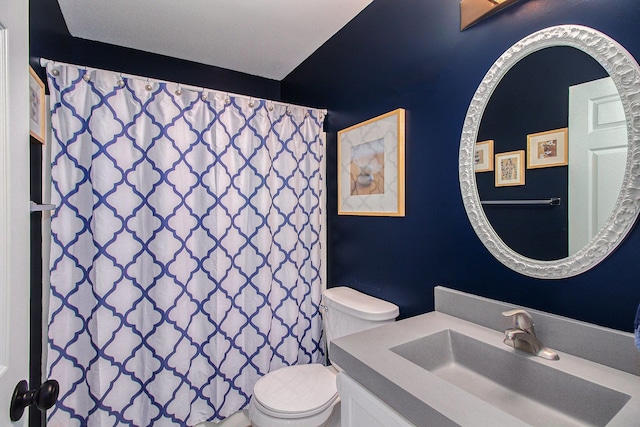 full bath featuring vanity, toilet, and a shower with curtain