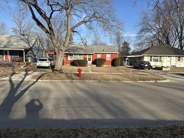 view of front facade with aphalt driveway