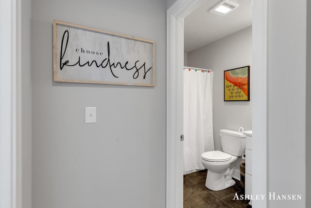 full bath with visible vents, toilet, vanity, and a shower with curtain