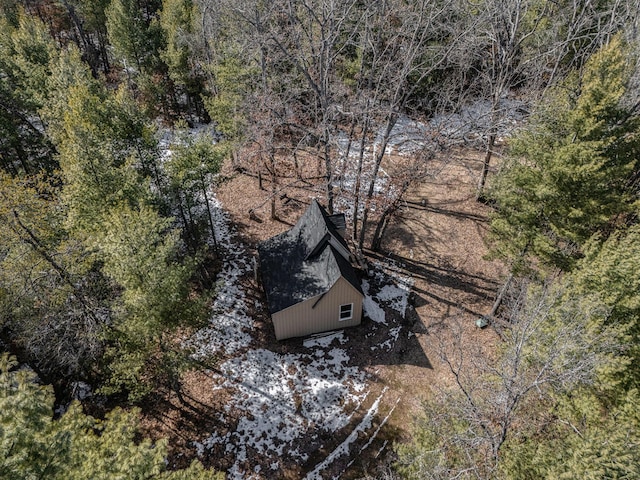 bird's eye view featuring a wooded view