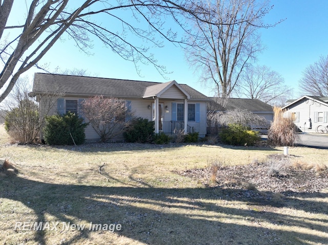 view of front of house with covered porch and a front lawn