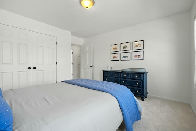 bedroom featuring carpet flooring, baseboards, and a closet