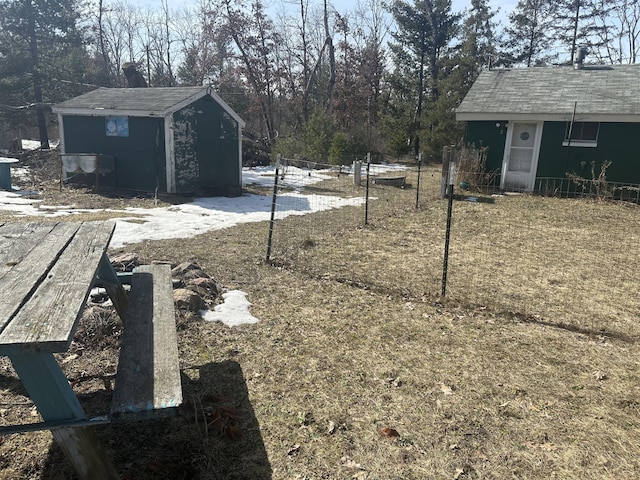 view of yard featuring an outdoor structure and a storage unit