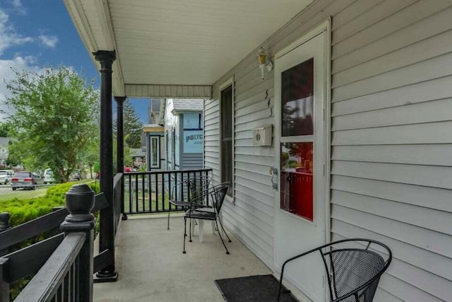 balcony featuring covered porch