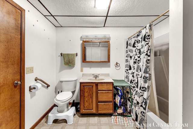 full bath featuring vanity, toilet, a shower with shower curtain, and baseboards