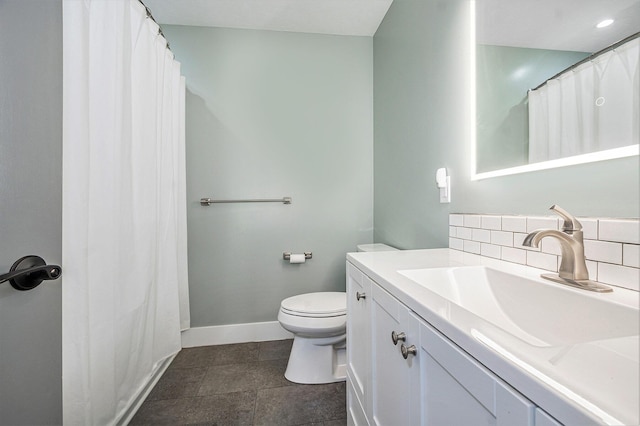 bathroom featuring baseboards, toilet, decorative backsplash, a shower with curtain, and vanity