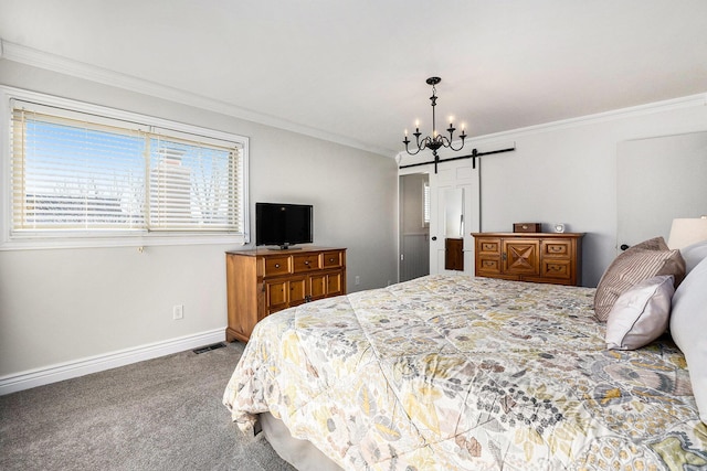 bedroom featuring a notable chandelier, a barn door, carpet floors, crown molding, and baseboards