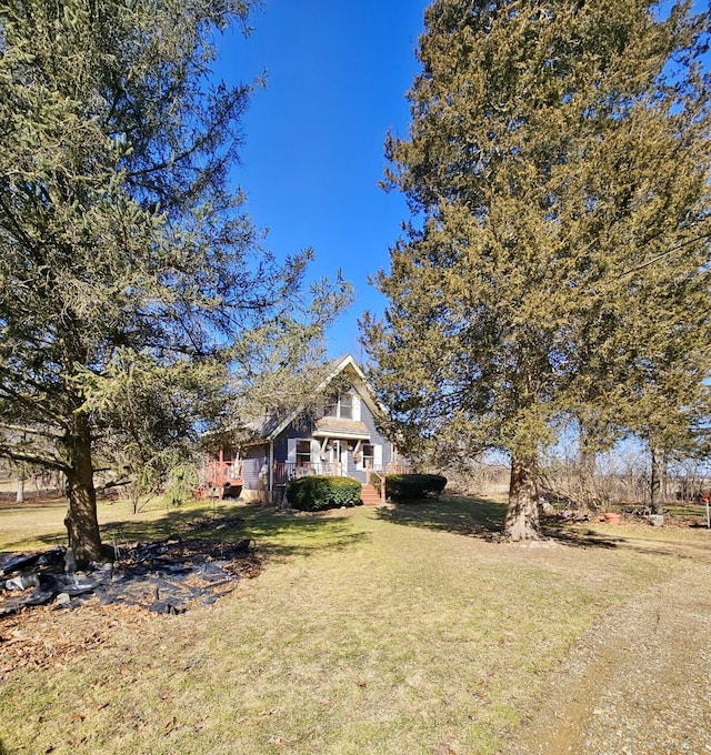 view of front of home featuring a front yard