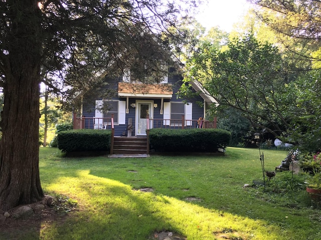 view of front of home featuring a front yard