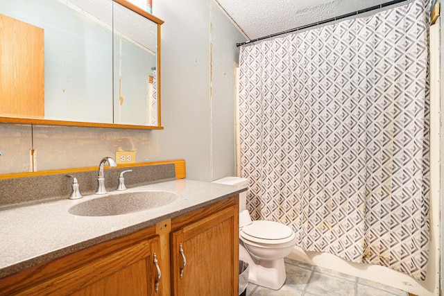 full bathroom featuring curtained shower, toilet, vanity, and a textured ceiling