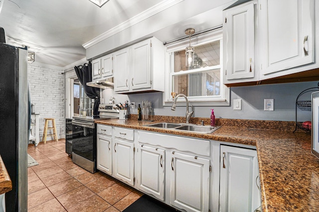 kitchen featuring a sink, dark countertops, appliances with stainless steel finishes, and ornamental molding