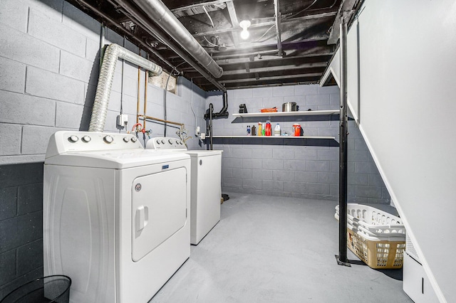 washroom with laundry area and independent washer and dryer