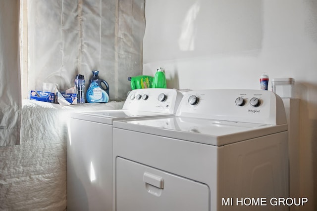 washroom with laundry area and independent washer and dryer