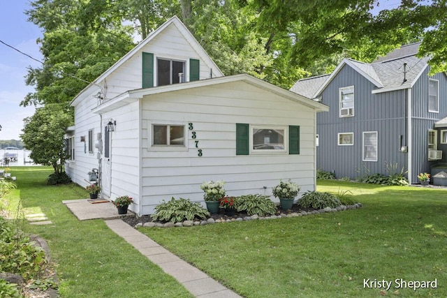 view of front of property featuring a front lawn