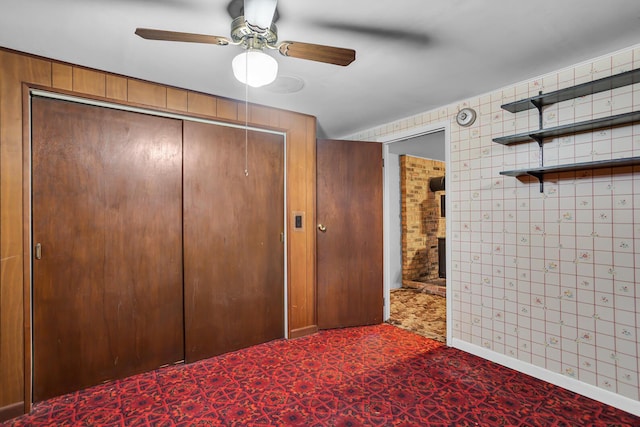 unfurnished bedroom featuring a ceiling fan and a closet