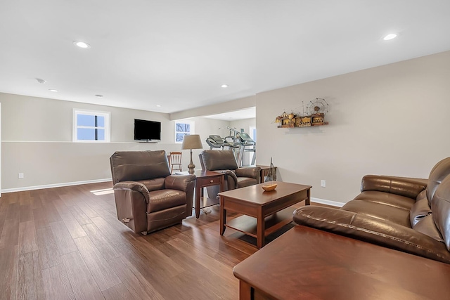 living area featuring recessed lighting, baseboards, and dark wood-style flooring