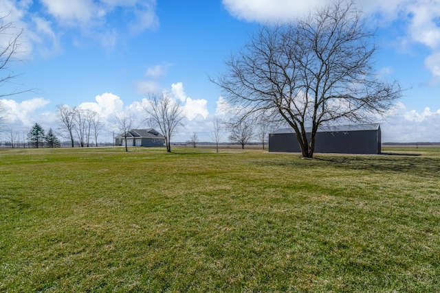 view of yard featuring an outdoor structure