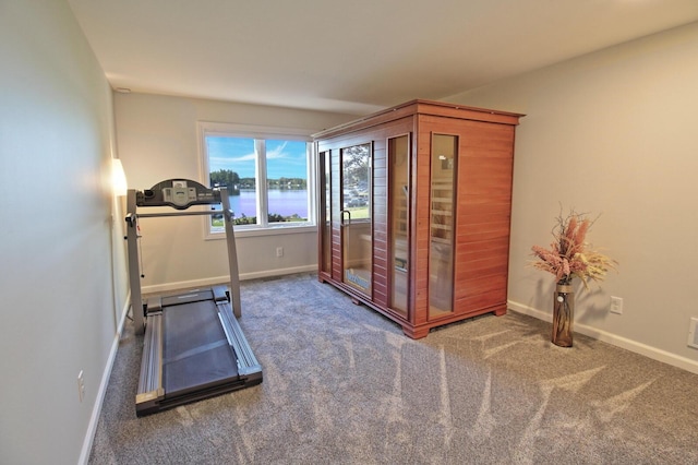 exercise room with carpet flooring and baseboards