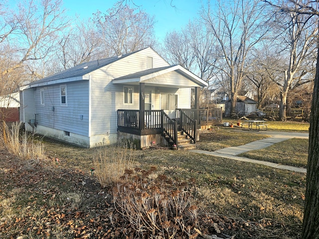 bungalow featuring a porch and a front yard