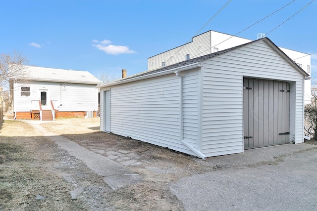 view of outdoor structure with an outbuilding and entry steps