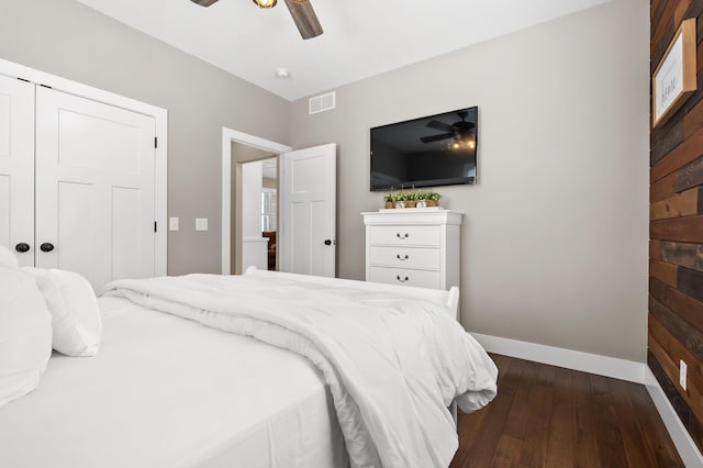 bedroom featuring visible vents, baseboards, dark wood-type flooring, and ceiling fan