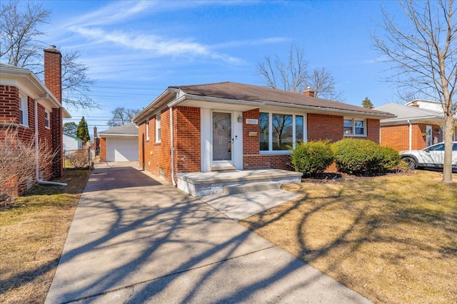 view of front of property featuring an outdoor structure, fence, brick siding, and a front yard