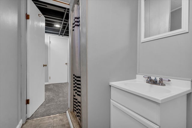 bathroom featuring a shower with curtain and vanity